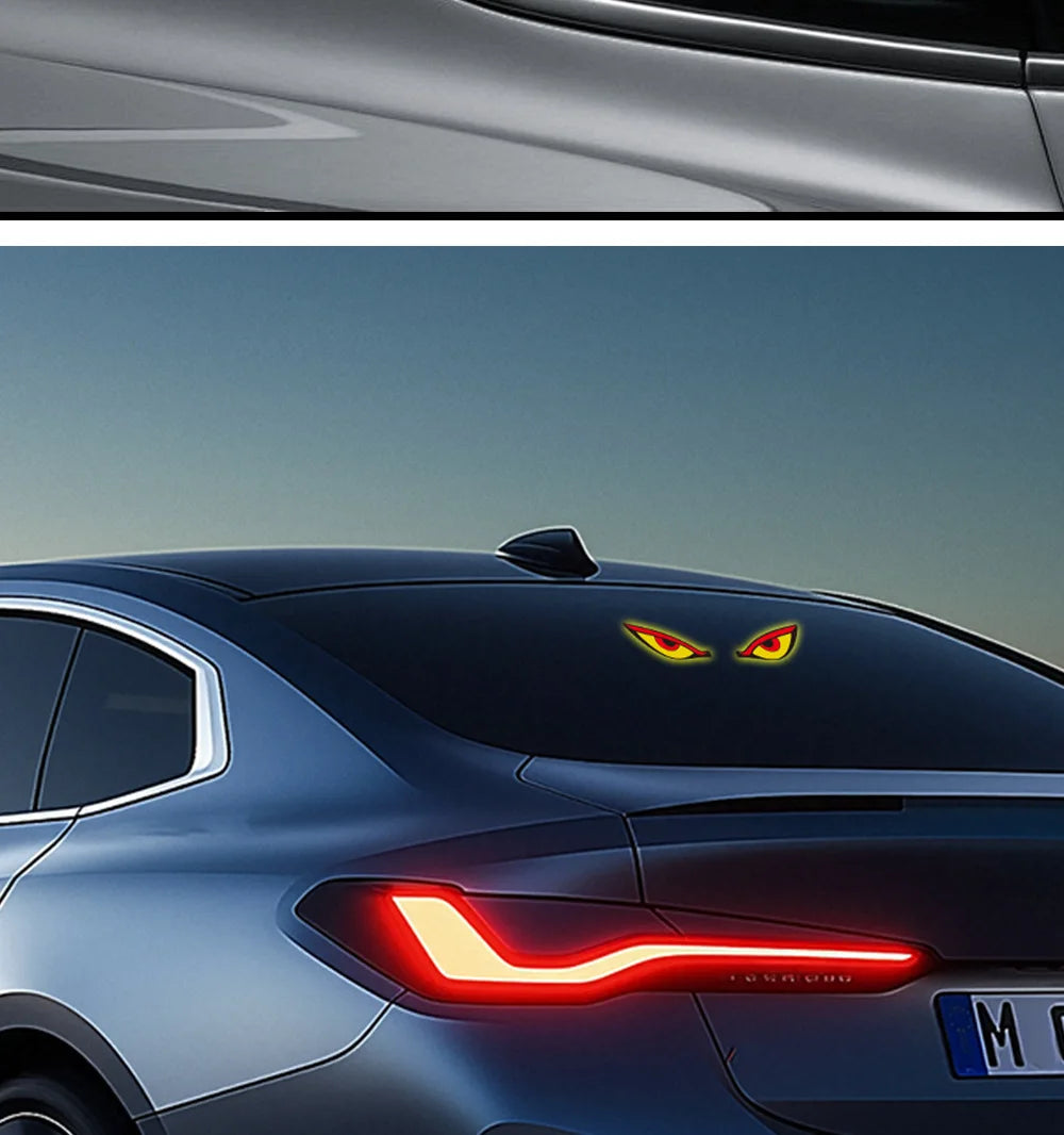 Primer plano de la luz delantera de un coche con luz LED dinámica solar para la ventana.