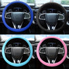 Vier Ansichten eines Lenkrads, bedeckt mit Silikon-Schutz in Blau, Schwarz, Cyan und Pink.