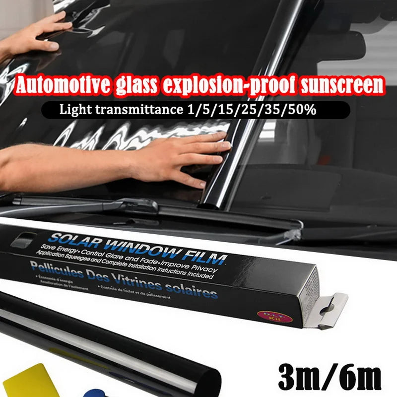Aplicación de película protectora contra explosiones en vidrio automotriz sobre una ventana de coche.