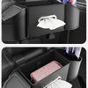 Organisateur de siège de voiture noir avec compartiments de rangement pour un chiffon blanc et un étui de maquillage rose.