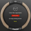 Couvre-volant rond en fibre de carbone et cuir nappa avec impression du logo Mazda.