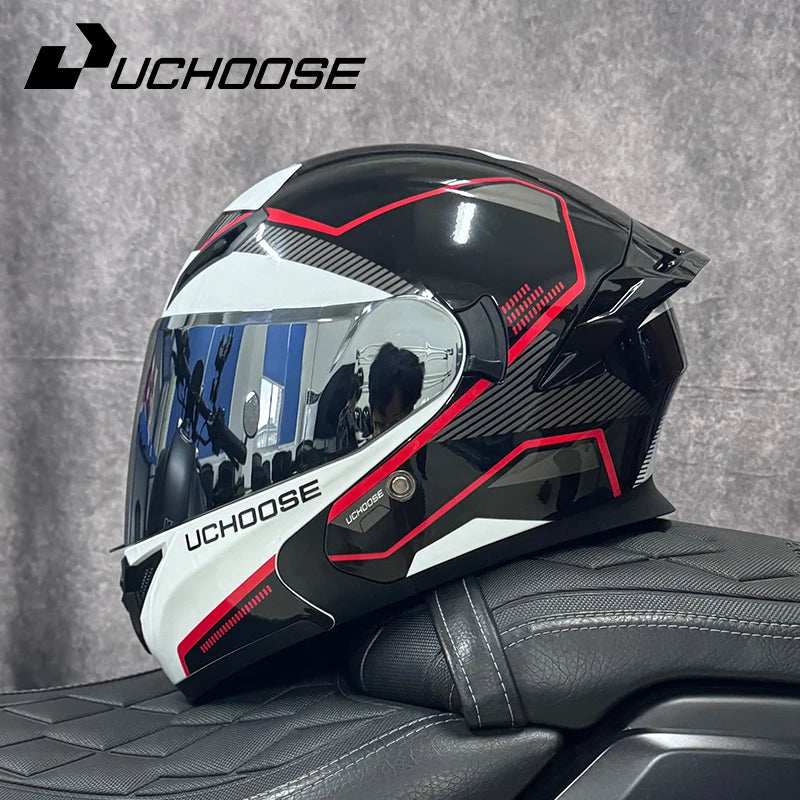 Casque de moto modulaire noir et blanc DOT avec une visière transparente posé sur un siège en cuir noir.