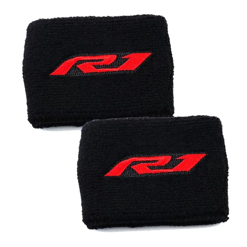 Housse en tissu noir avec un logo de bande de course rouge sur le devant