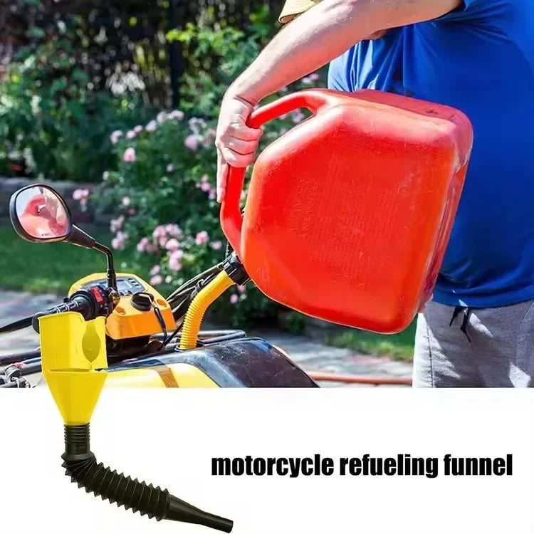 Una persona usa un embudo rojo plegable para transferir combustible a un tanque de motocicleta.