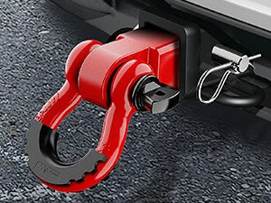 Rotes, robustes Schackle-Anhänger-Empfänger, montiert am Fahrzeugrahmen für die Gelände-Rettung.
