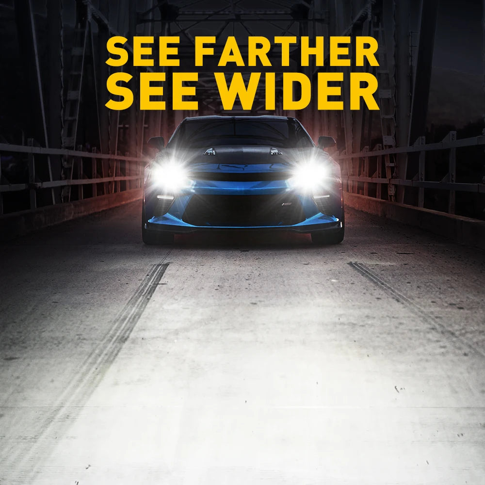 Ein blaues Sportauto in einer Untersichtaufnahme mit hellen LED-Scheinwerfern, die eine Betonstraße beleuchten.