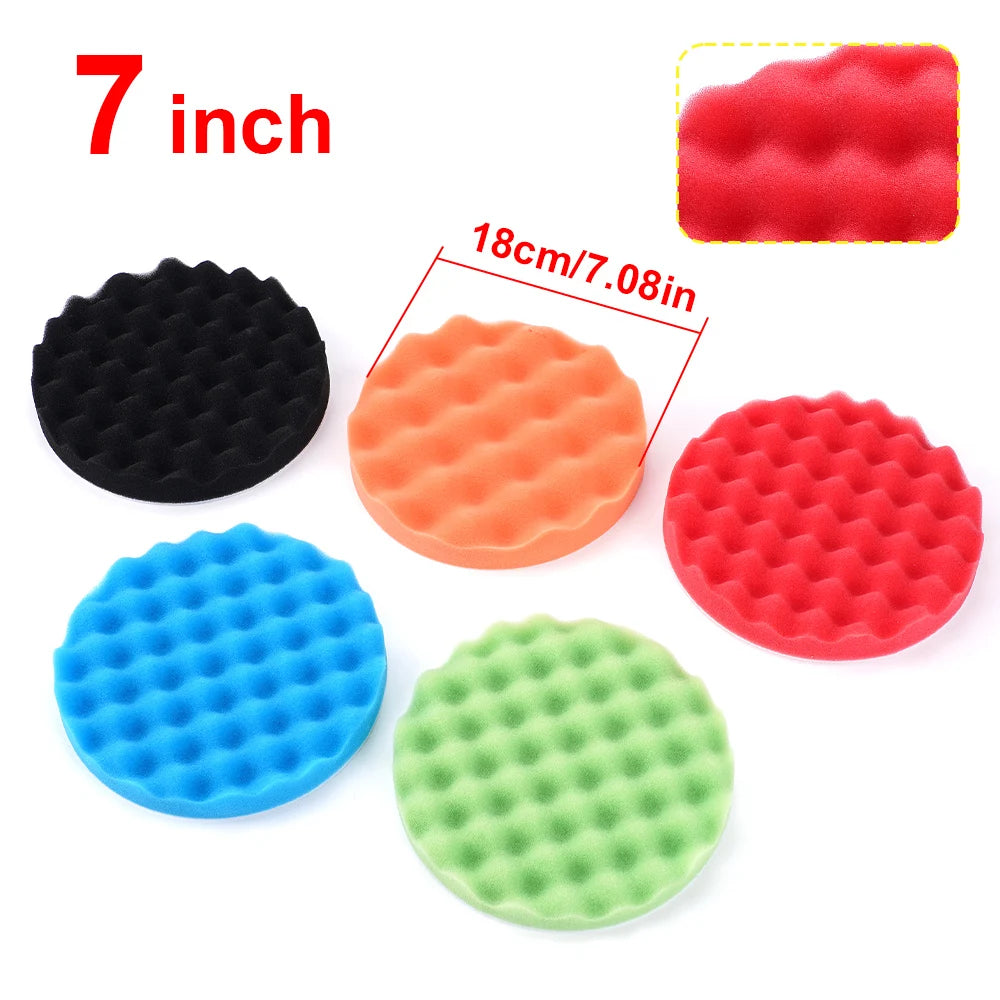 Un juego de siete almohadillas de espuma para pulir coches de varios tamaños y colores, incluyendo negro, naranja, rojo, azul