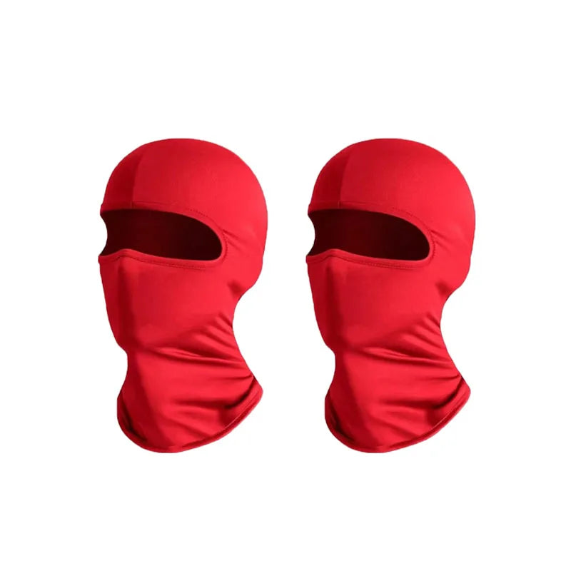 Ein Paar rote Schnelltrocknende Balaclava-Gesichtsmasken vor weißem Hintergrund.