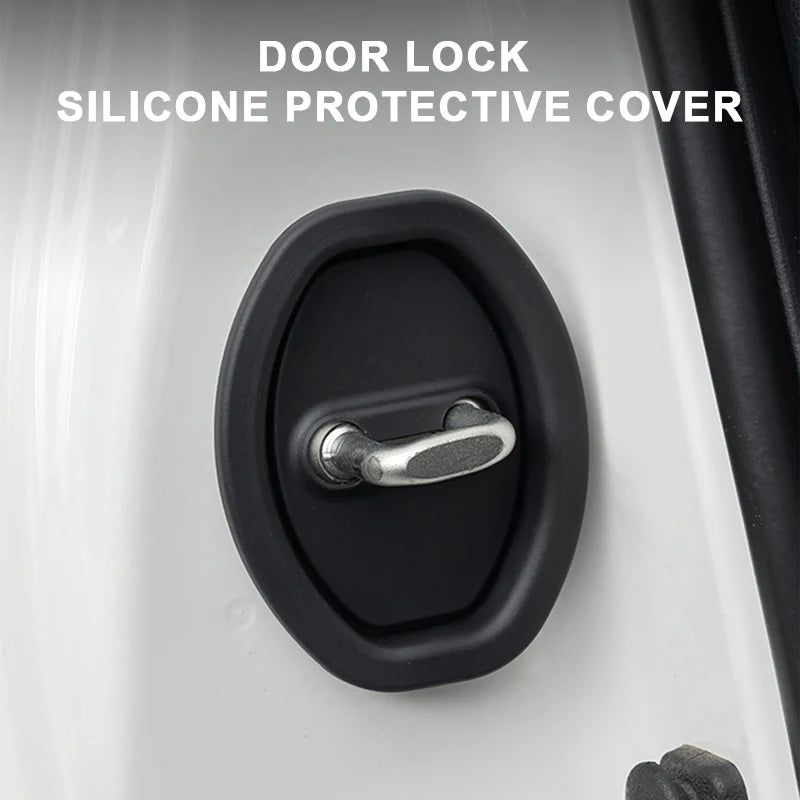 Gros plan d'une serrure avec une protection en silicone noir installée sur le cylindre.