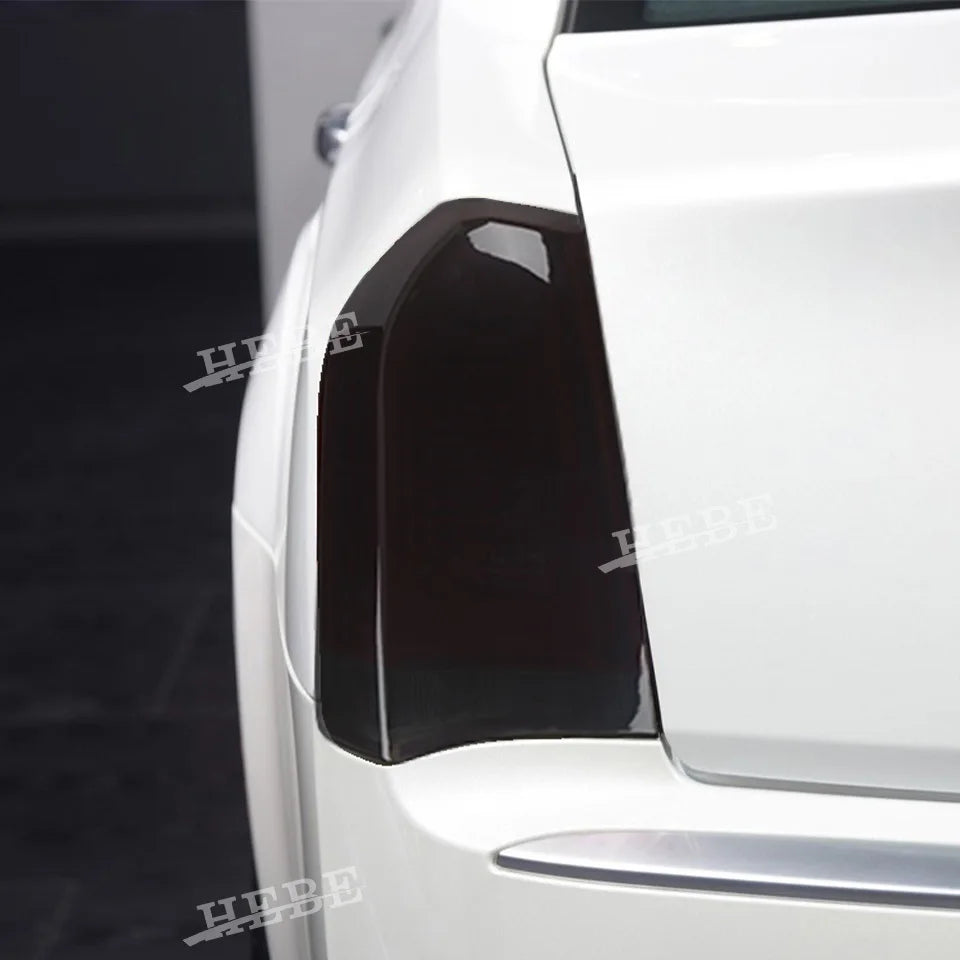 Primer plano de la moldura decorativa del faro trasero negro de ABS en el lateral de un coche blanco.