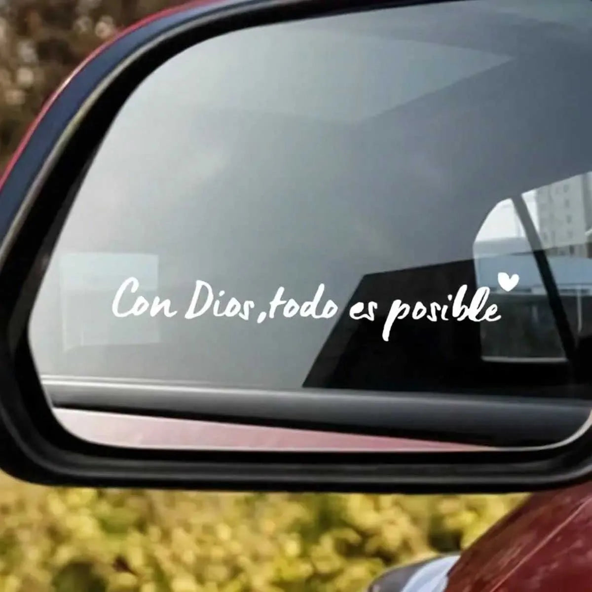 A car mirror shows the Spanish phrase Con Dios todo es posible written in white text.