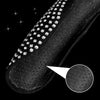 Gros plan sur la texture d'une housse de volant noire incrustée de diamants.