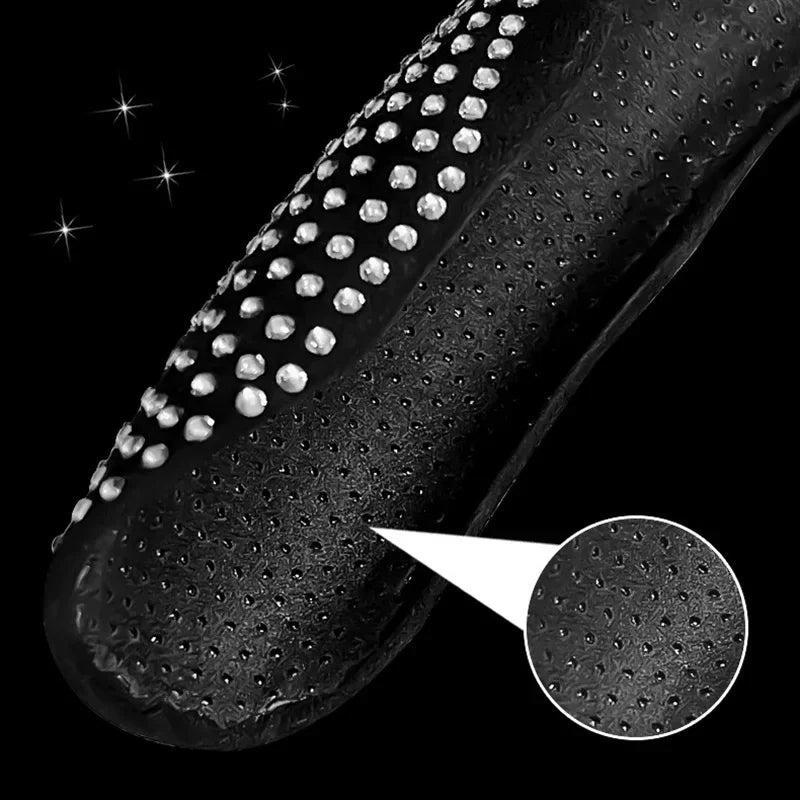 Gros plan sur la texture d'une housse de volant noire incrustée de diamants.