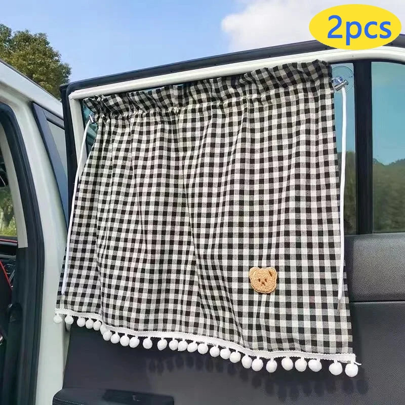 Un parasol a cuadros blanco y negro con un dije de oso instalado en la ventana trasera de un coche.