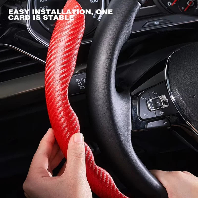 Eine Hand installiert eine rote Kohlefaser-Lenkrad-Boosterabdeckung auf die Lenksäule eines Autos.