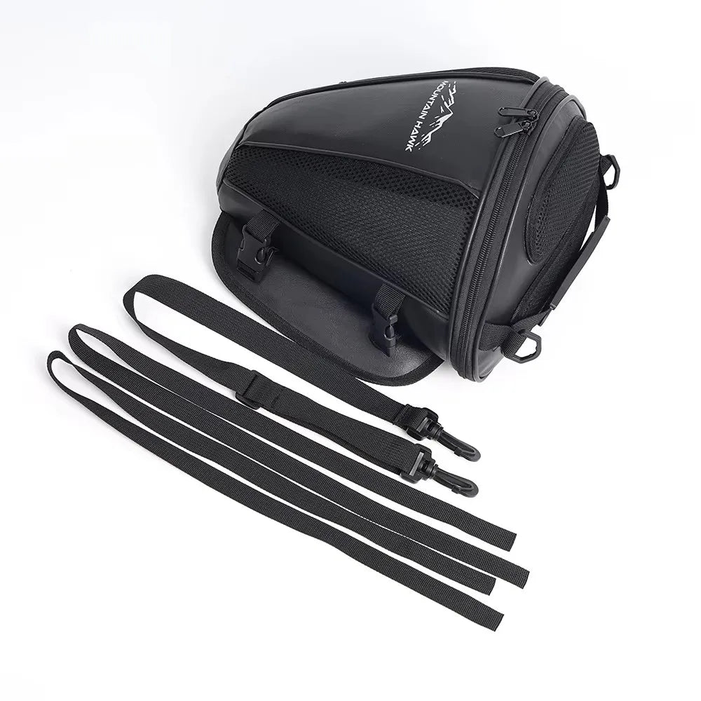 Bolsa de cola de motocicleta negra y duradera para equipaje deportivo, vista desde arriba.