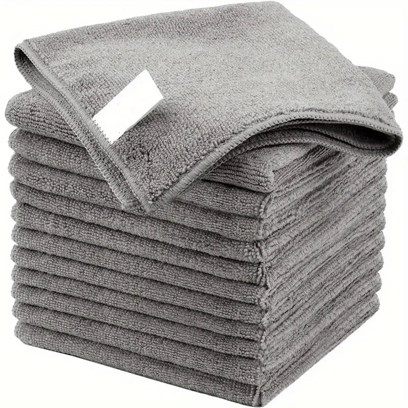 Ein Stapel grauer Mikrofasertücher mit einem weißen Etikett oben sichtbar.