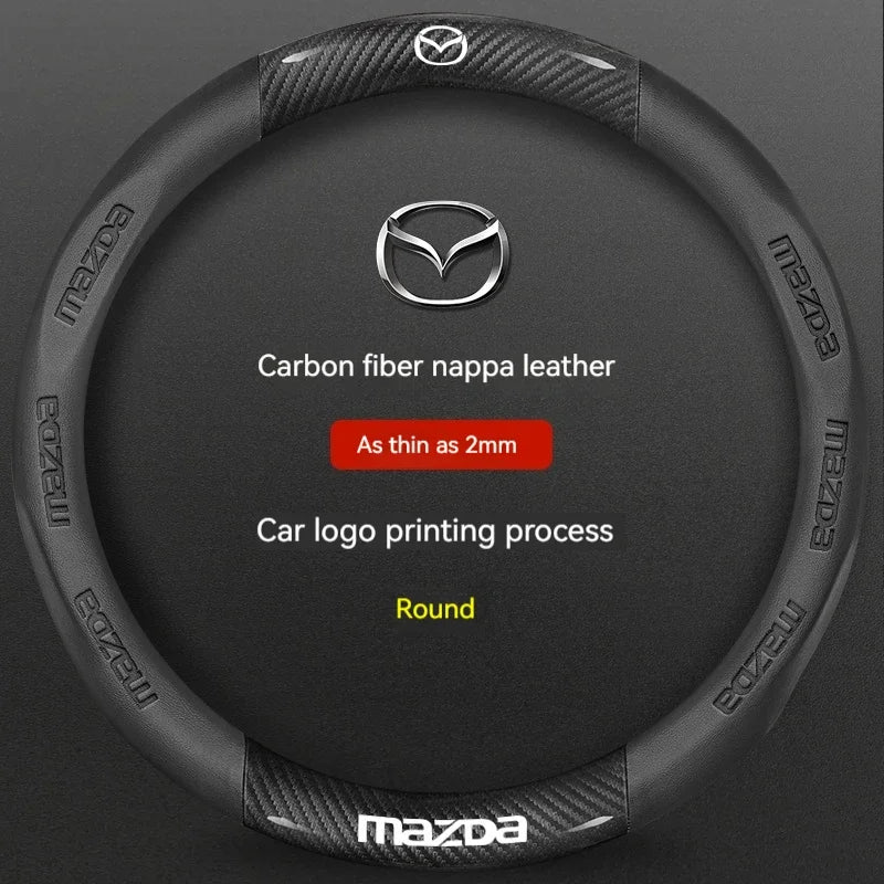 Couvre-volant en cuir de fibre de carbone noire avec un logo Mazda argent et texture ronde