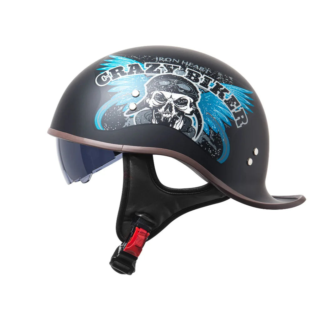 Casque de moto vintage noir avec crâne et plume, accents bleus.