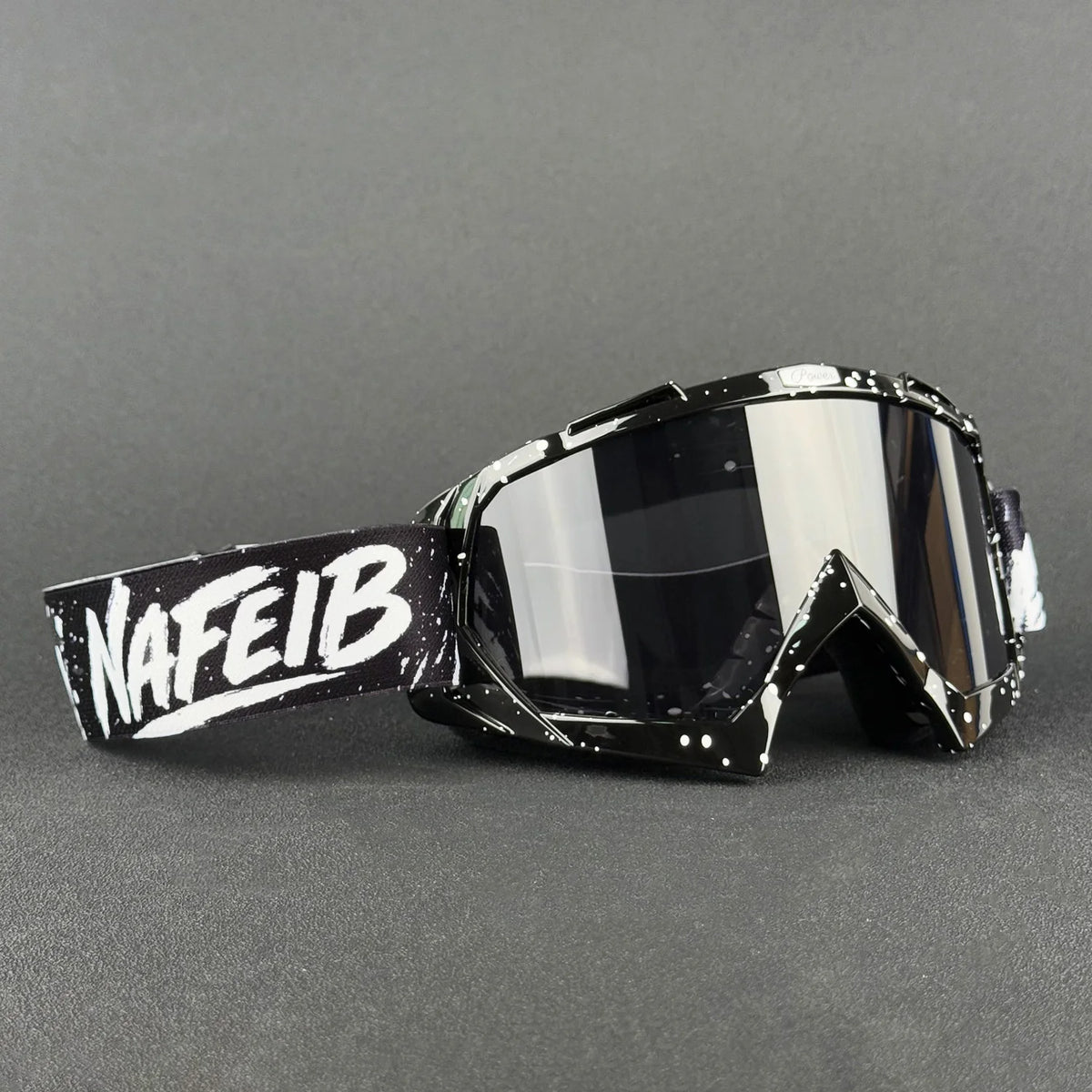 Ein Paar schwarze Motorrad- und Offroad-Goggles mit weißer Beschriftung am Riemen.