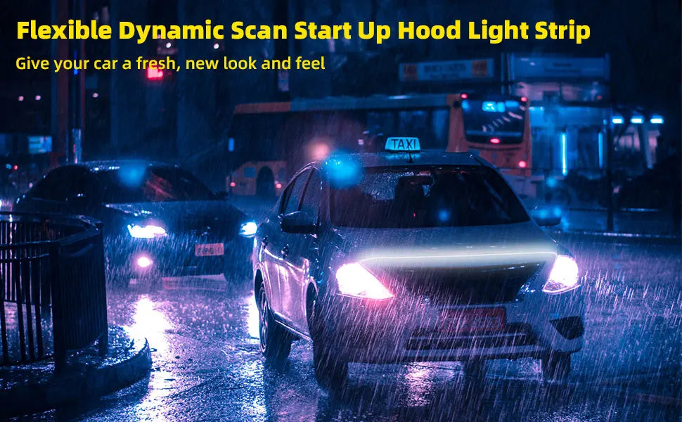 Une voiture sombre roule sous la pluie, illuminée par une bande lumineuse LED dynamique et flexible sur le capot.
