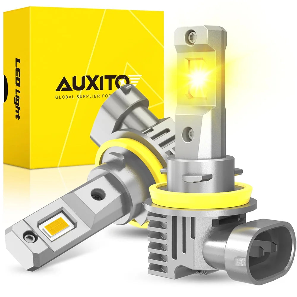 Une boîte jaune et une ampoule LED argentée pour phares de voiture.