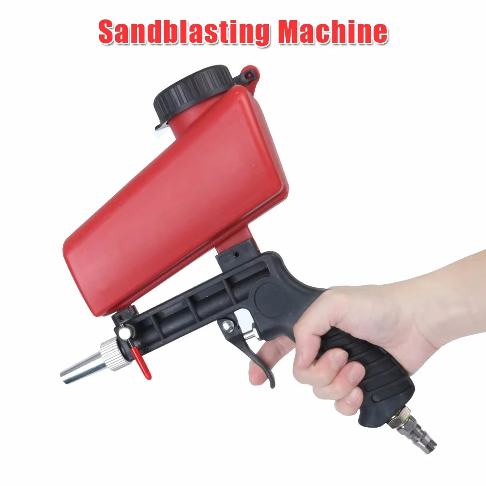 Eine Hand hält eine rote Sandstrahlwaffe mit Düse und Abzug.