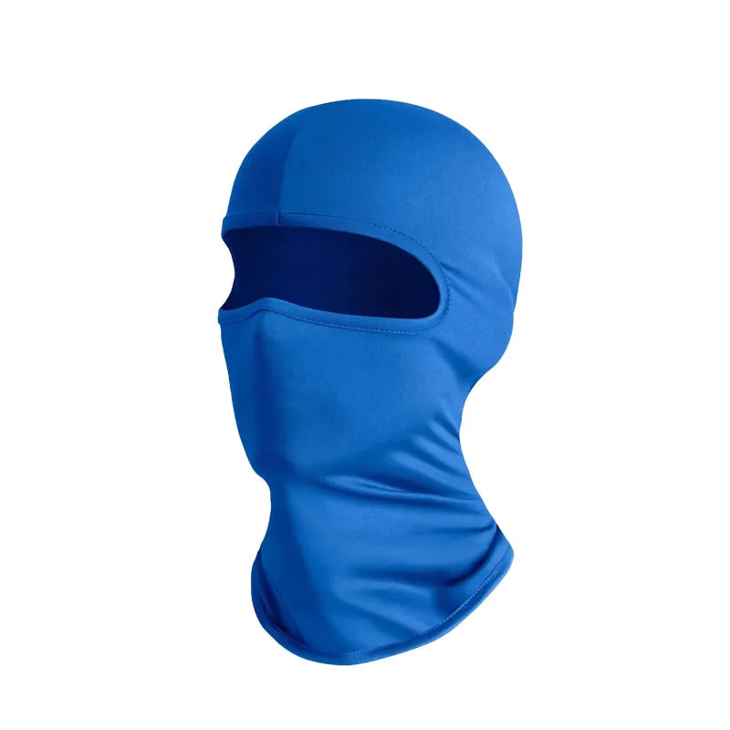Helle blaue Balaclava-Gesichtsmaske auf einem Mannequin.