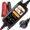 Schwarzer Motorradbatterieladegerät mit roten Anschlüssen und schwarzem Stromkabel