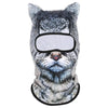 Cara de gato atigrado gris con máscara balaclava, textura realista de pelo y visor transparente.