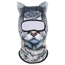 Cara de gato atigrado gris con máscara balaclava, textura realista de pelo y visor transparente.