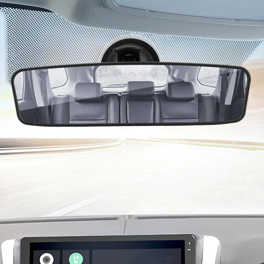 Vue intérieure d'une voiture montrant un rétroviseur rotatif à 360 degrés et un affichage de tableau de bord.
