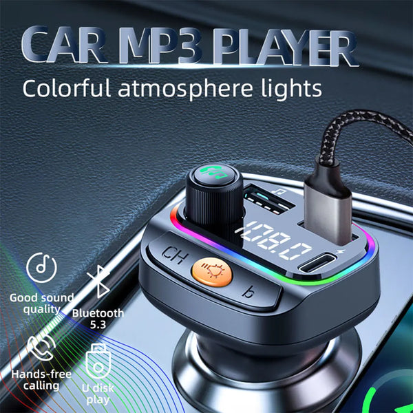 Un lecteur MP3 de voiture avec des lumières d'ambiance colorées et un connecteur Bluetooth sur le tableau de bord.