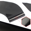 Vista cercana de la manija de la puerta de un coche negro con película protectora, mostrando su superficie texturizada y perf