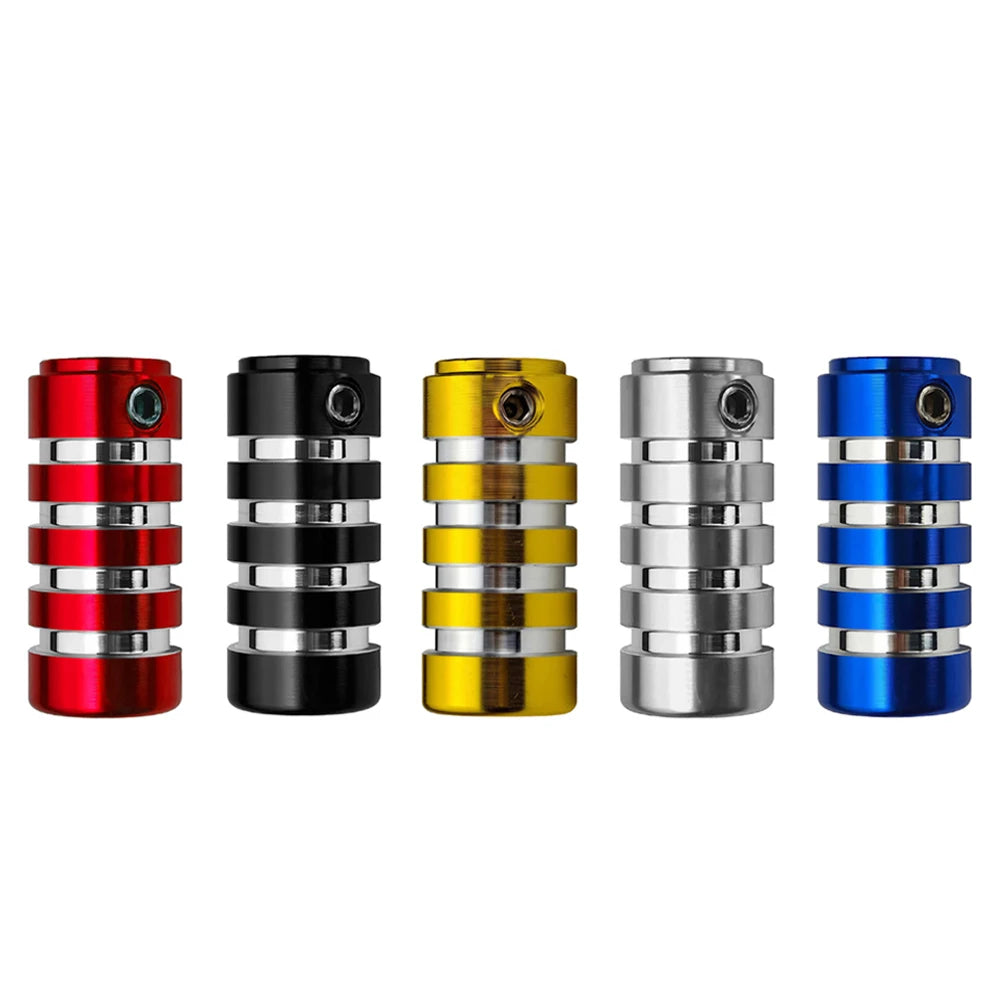 Eine Reihe von acht Motorrad-Schalthebel-Fußpads in verschiedenen Farben wie rot, schwarz, gold, silber und blau.
