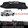 Schwarzer Armaturenbrettbezug für einen Chevrolet Silverado LKW, gezeigt mit einer Passform- und Nichtpassform-Warnung.