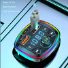 Silberner Bluetooth-FM-Sender für Autos mit USB-Stecker und Audio-Streaming auf blauem Hintergrund.