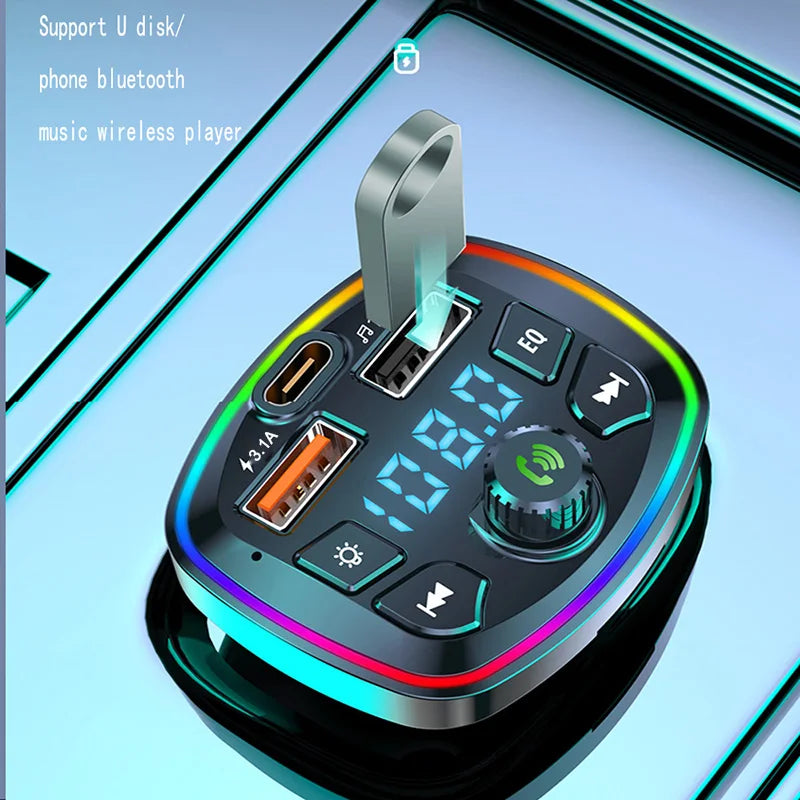Silberner Bluetooth-FM-Sender für Autos mit USB-Stecker und Audio-Streaming auf blauem Hintergrund.