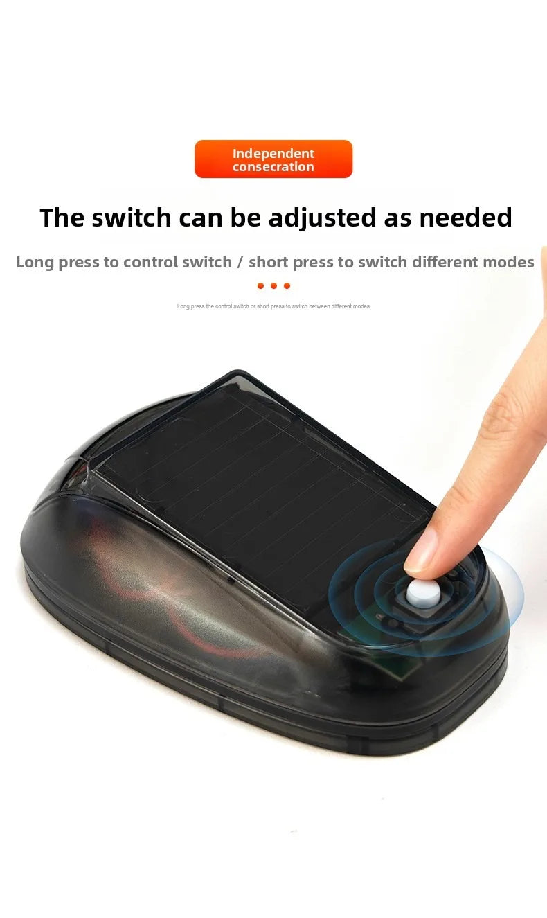 Eine Hand justiert den Schalter einer schwarzen, solarbetriebenen RGB-Strobosicht-Dachleuchte.