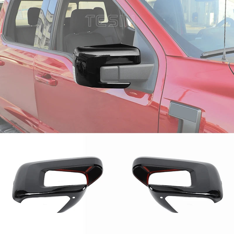 Schwarze Kohlefaser-Rückspiegelabdeckung für einen Ford F-150 LKW.
