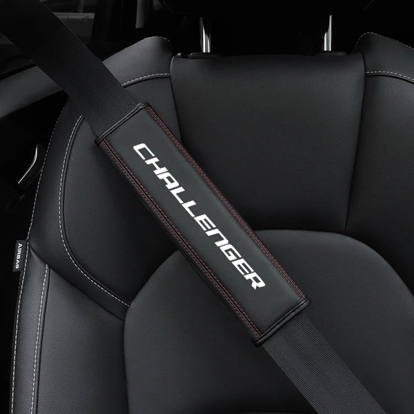 Primer plano de la correa de hombro del cinturón de seguridad de un asiento de coche negro con el logotipo de Challenger en u