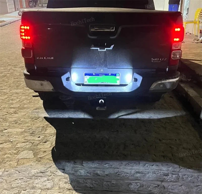Vista trasera de una camioneta Chevrolet negra con luces de matrícula LED de alta intensidad instaladas.