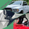 Gros plan d'un support de phare LED auxiliaire installé sur un pick-up Dodge RAM blanc.