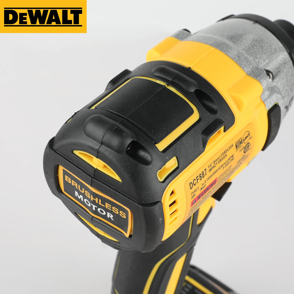 Gros plan d'un moteur perceuse DeWalt DCF887 sans balais jaune et noir et de sa poignée de batterie.