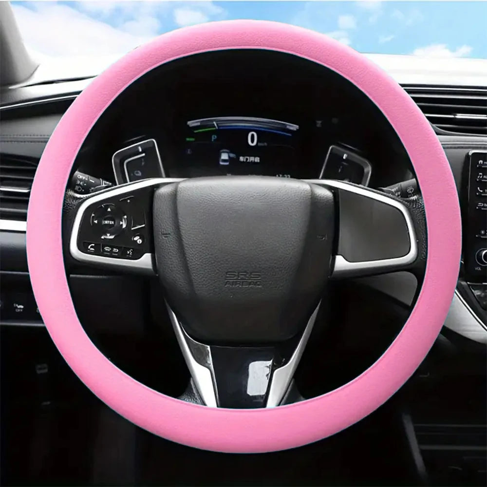 Rosa Silikon-Lenkradschutzabdeckung auf dem Lenkrad eines schwarzen Autos.