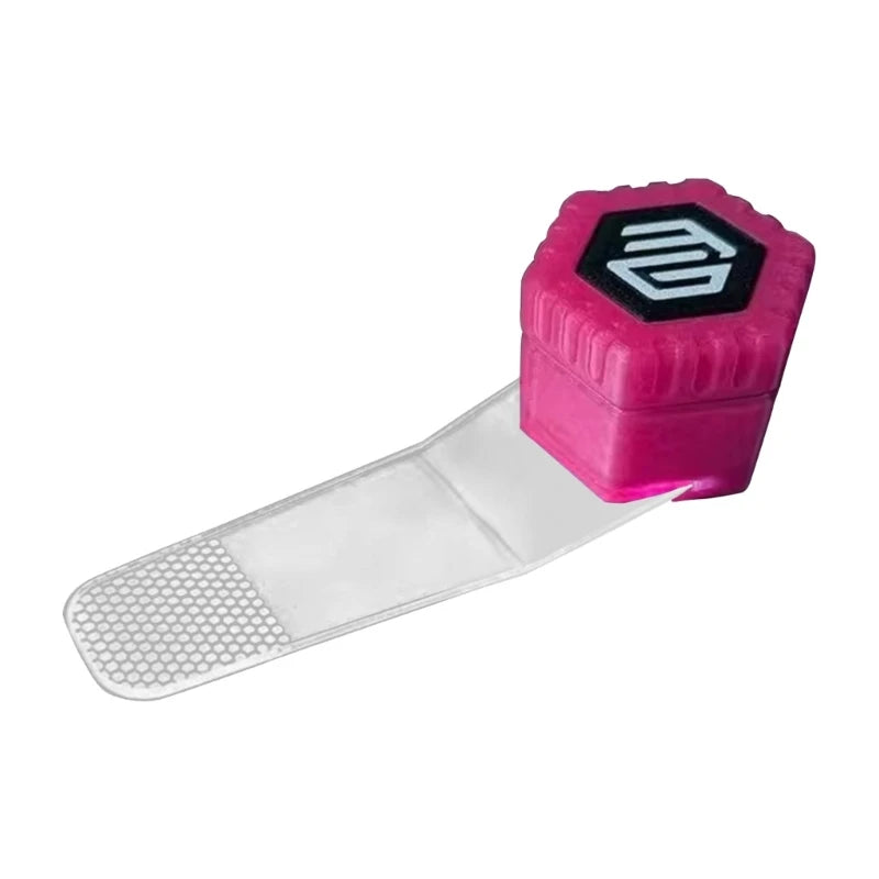 Rosa magnetisches Auto-Wrap mit Schneidbeleuchtung, schwarzem Logo und klarem Kunststoffbasis.