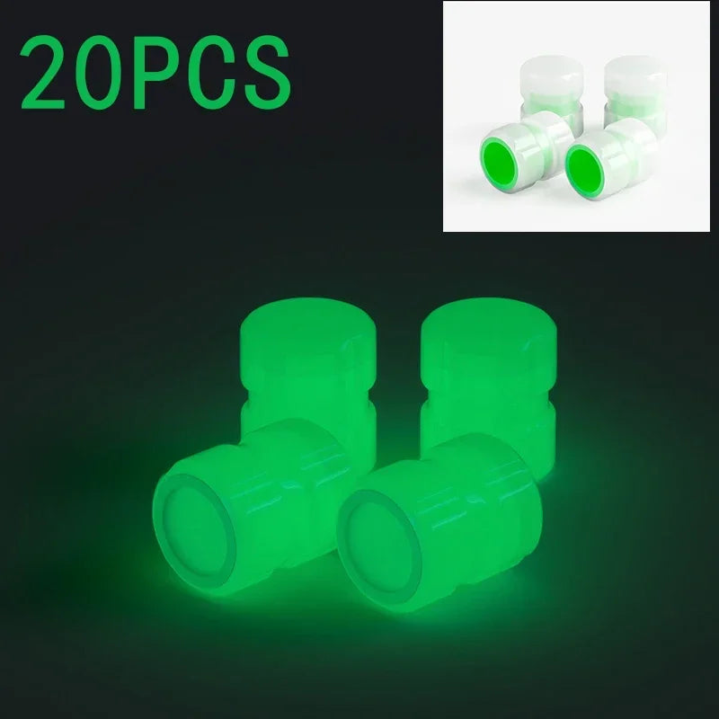 Vingt bouchons de valve verts lumineux et brillants pour roues, vue rapprochée.