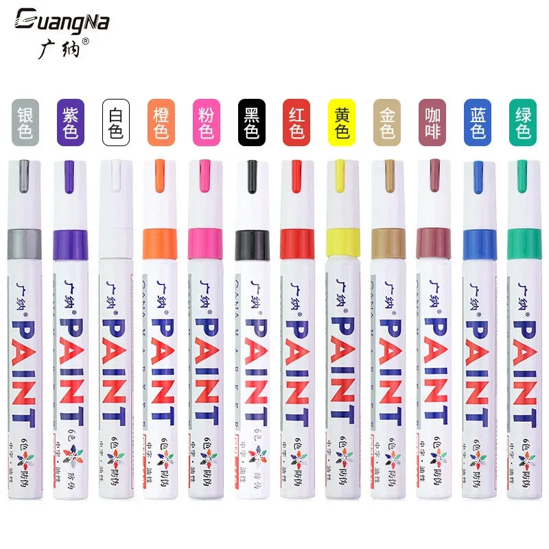 Un set de douze marqueurs permanents à base d'huile de différentes couleurs, y compris noir, rouge, jaune et or, pour la créa