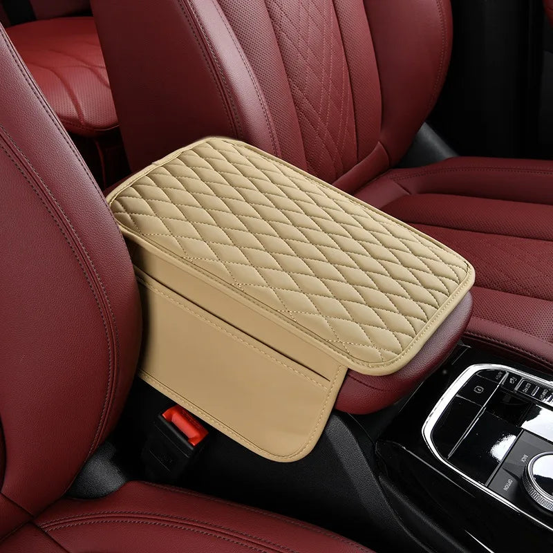 Beige gesteppte Abdeckung für eine Armlehne der Mittelkonsole in roter Lederinnung.
