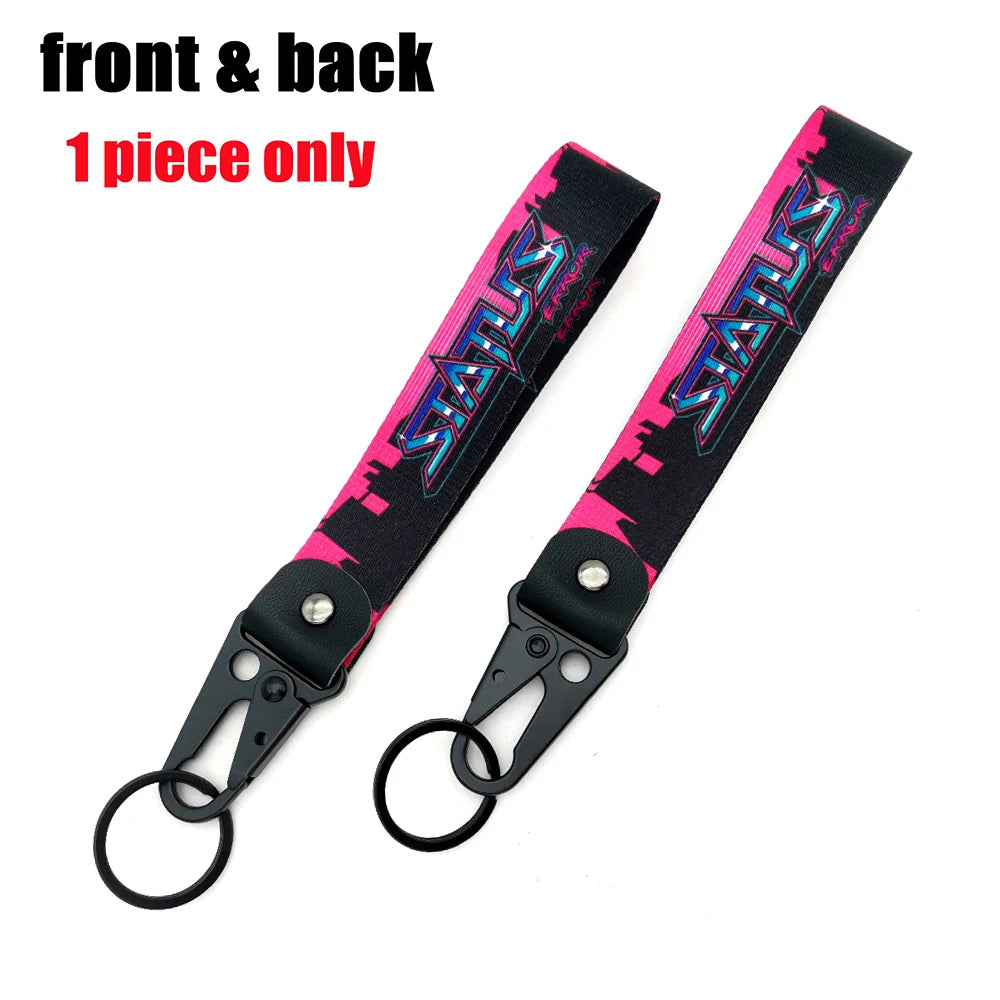 Vorder- und Rückansicht einer schwarzen Lanyard mit lila und blauem Text, das ein Auto darstellt.